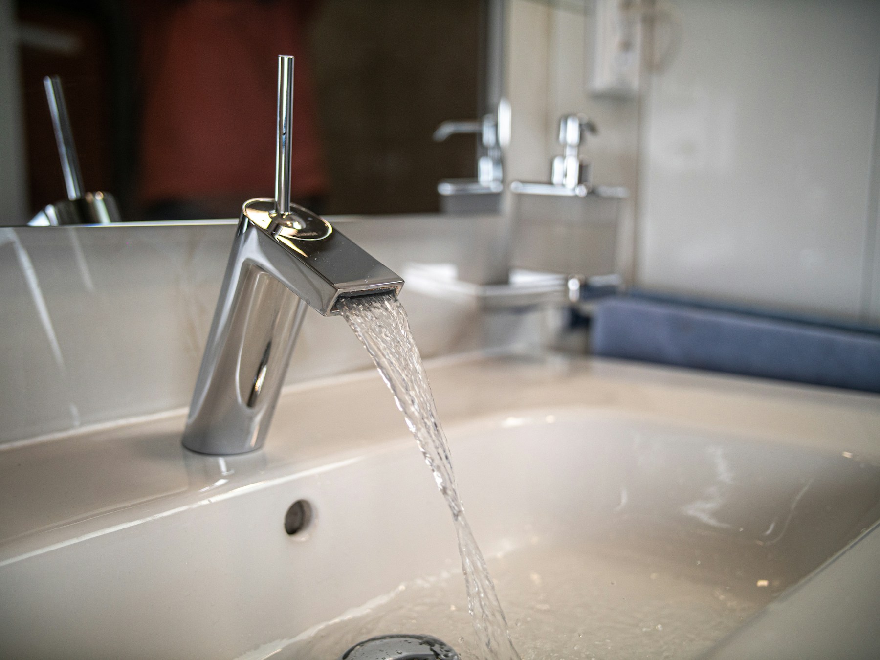 Robinet chromé et lavabo — image d’illustration